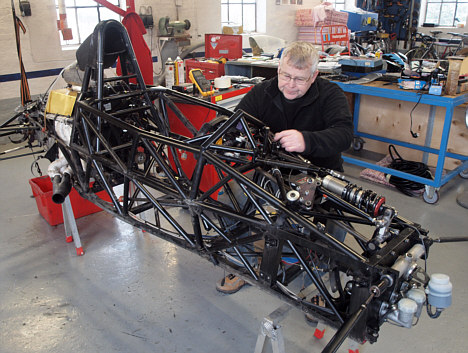 Teamchef Gert Vestergaard har gennemgået og renoveret Formel Ford-raceren i detaljer inden genopbygningen til 2010-specifikationerne.